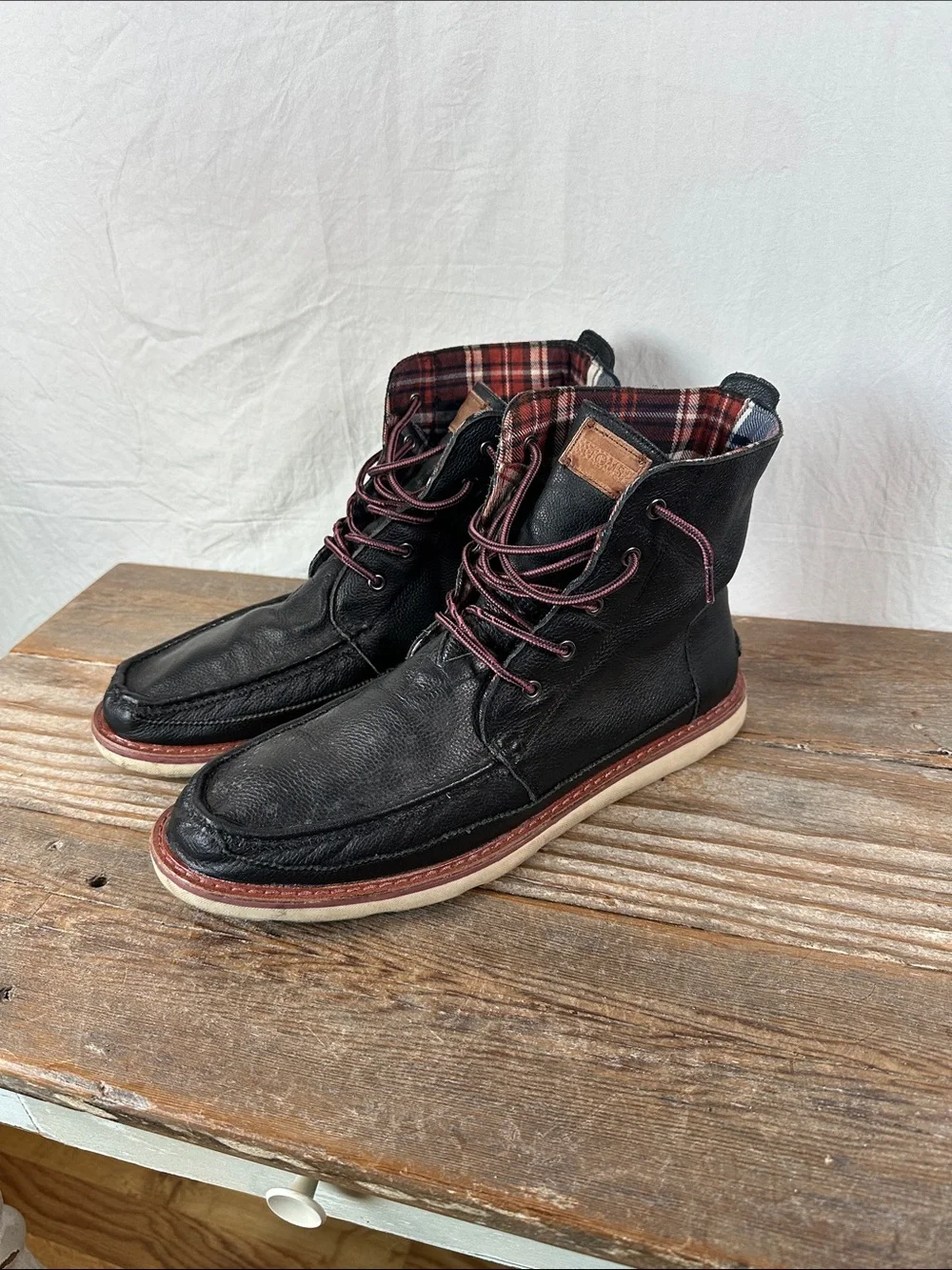 Toms Black Leather Chukka Boots with Burgundy Accents